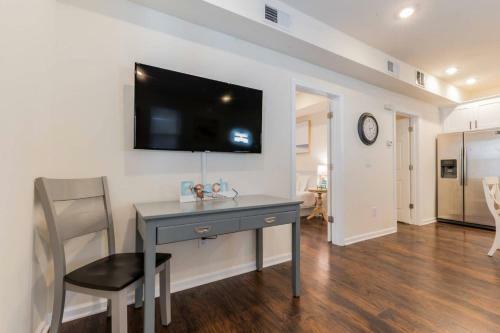 Beach 2 Blocks-parking-patio