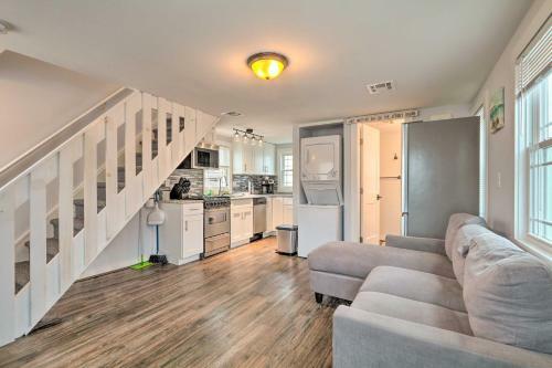 Modern Townhome Walk To Beach, Bars And Eats!