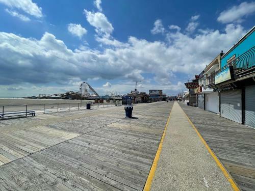 Affordable Beachfront Apartment With Balcony Sleeps 8