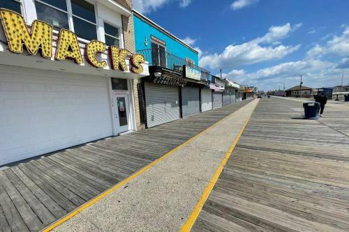 Affordable Beachfront Apartment No Balcony Sleeps 10