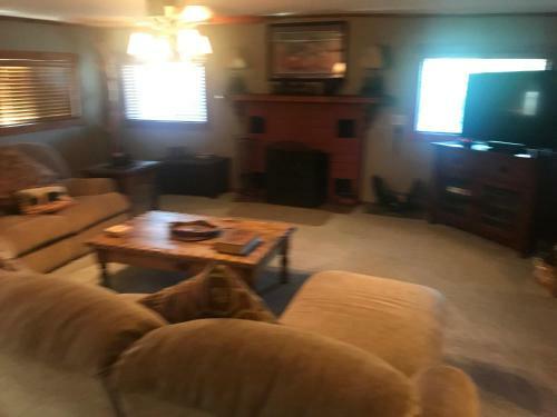 Gonzales Cozy Little Bear Cabin