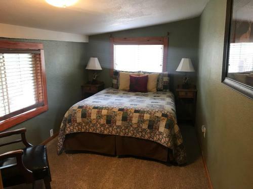 Gonzales Cozy Little Bear Cabin