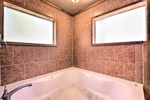 Apartamento Ruidoso Getaway With Deck - Walk To Downtown!