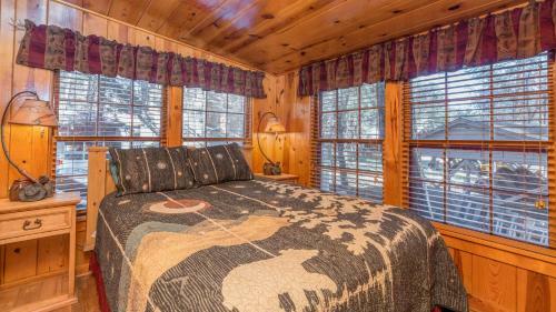 Whispering Pine Cabins - River's Edge