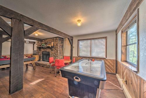 Apartamento Updated Big Chill With Game Room, Deck And Mtn Views