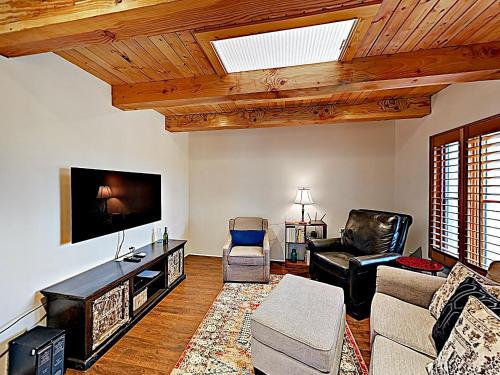 All-suite Mountain-view Stunner W/ Chef?s Kitchen Home