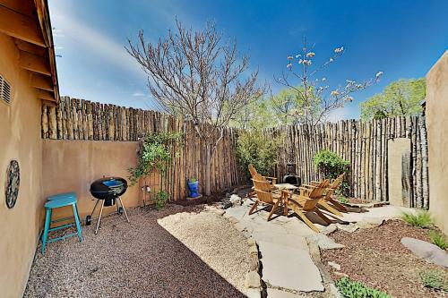 Steps To Railyard! Roomy Adobe With 2 Private Yards Home