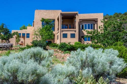 New Listing! Luxurious Mountain Retreat On 5 Acres Home