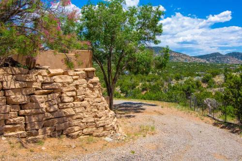 New Listing! Luxurious Mountain Retreat On 5 Acres Home
