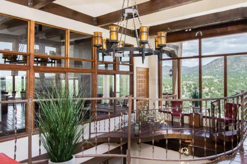 New Listing! Luxurious Mountain Retreat On 5 Acres Home