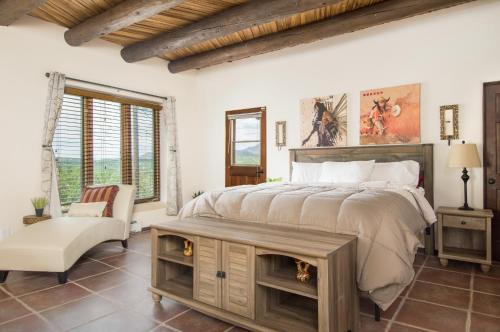 New Listing! Luxurious Mountain Retreat On 5 Acres Home