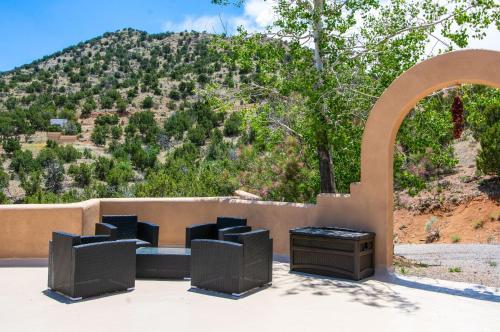 New Listing! Luxurious Mountain Retreat On 5 Acres Home