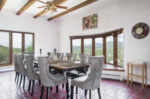 New Listing! Luxurious Mountain Retreat On 5 Acres Home
