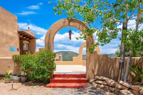 New Listing! Luxurious Mountain Retreat On 5 Acres Home