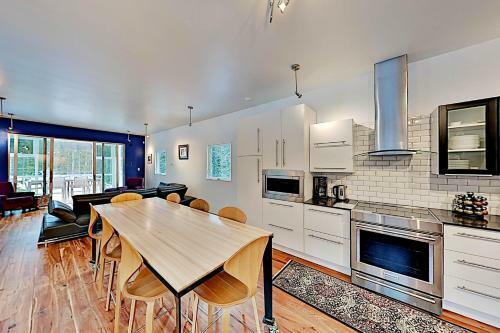 Modern Home - Sunroom, Big Views - Walk To Lift Home