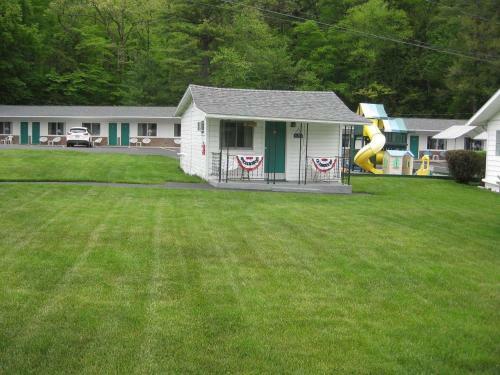 Brookside Motel & Cabins