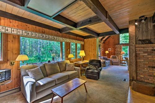 Thirteenth Lake Chalet With Deck, Walk To Water!