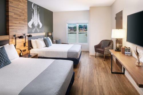 Hotel Saranac Waterfront Lodge