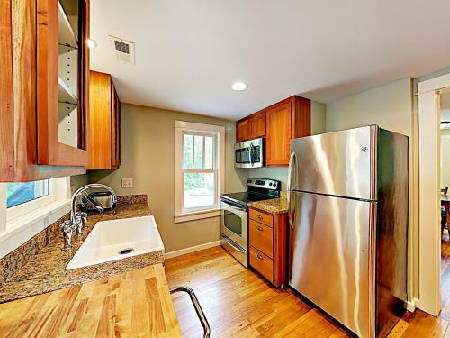 Beautifully Refitted Classic Cabin With Pond Cabin