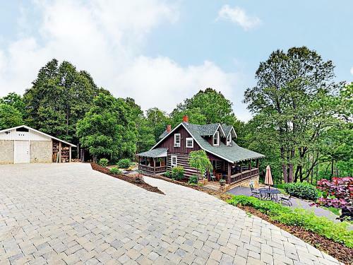 Beautifully Refitted Classic Cabin With Pond Cabin