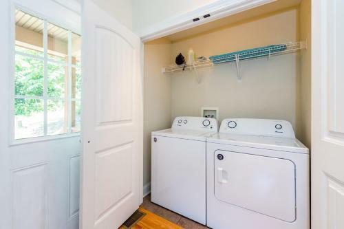 New Listing! Updated Cottage With Deck On Big Parcel Home
