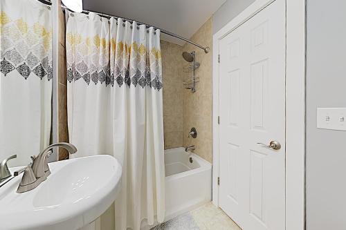 New Listing! New-build Home, Near Downtown Home