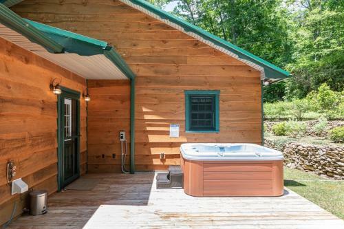 Cool Stream Lodge Cabin