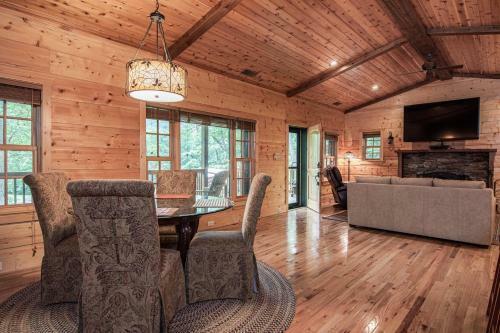 Cool Stream Lodge Cabin