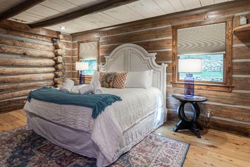 Cool Stream Lodge Cabin