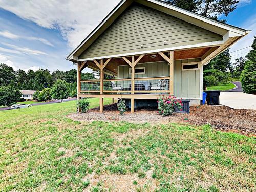New Listing! New Cottage With Deck & Fire Pit Cabin