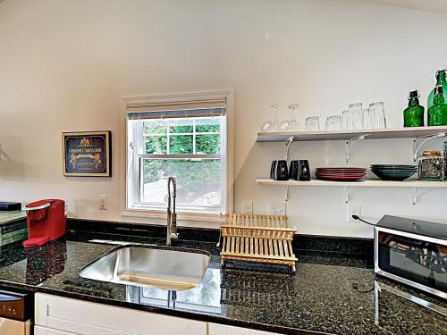 New Listing! New Cottage With Deck & Fire Pit Cabin