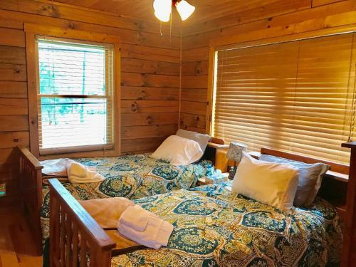 2 Br Cabin With Hot Tub, Deck, Fire Pl