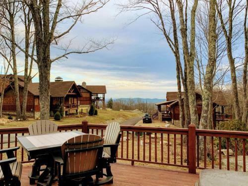 2 Br Cabin With Hot Tub, Deck, Fire Pl