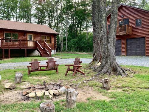 2 Br Cabin With Hot Tub, Deck, Fire Pl