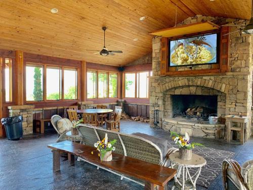 2 Br Cabin With Hot Tub, Deck, Fire Pl