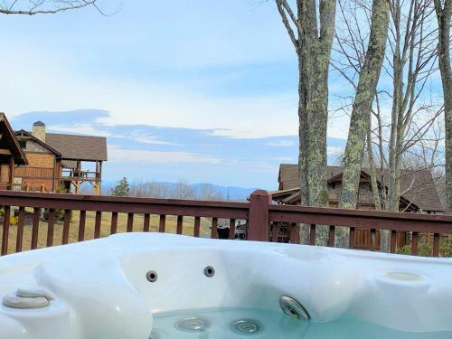 2 Br Cabin With Hot Tub, Deck, Fire Pl