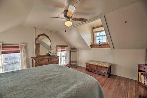 Charming Retreat With Water View, Walk To Downtown