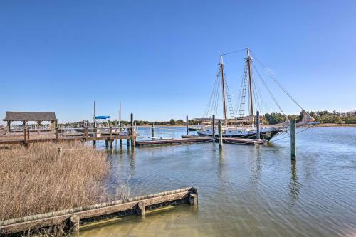 Charming Retreat With Water View, Walk To Downtown