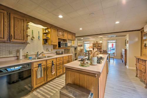 Charming Retreat With Water View, Walk To Downtown