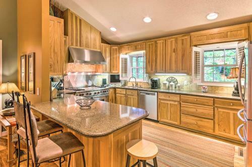 Stunning Beech Mountain Cabin With Porch And Hearth