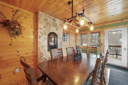 Getaway With Game Room And Views - 3 Mi To Beech Mtn!