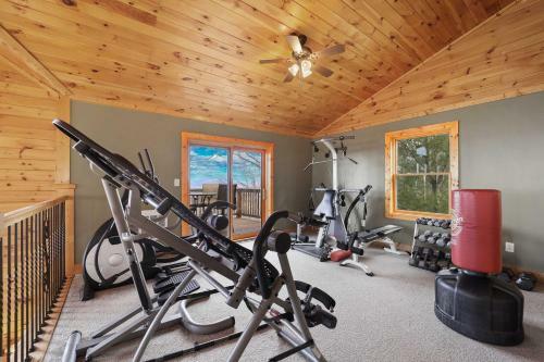 Getaway With Game Room And Views - 3 Mi To Beech Mtn!