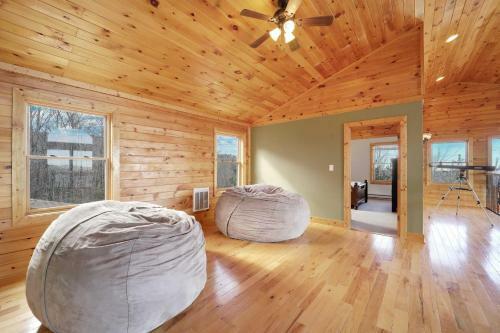 Getaway With Game Room And Views - 3 Mi To Beech Mtn!