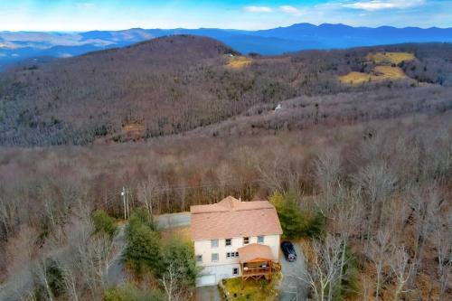 Getaway With Game Room And Views - 3 Mi To Beech Mtn!