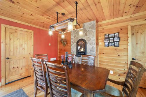 Getaway With Game Room And Views - 3 Mi To Beech Mtn!