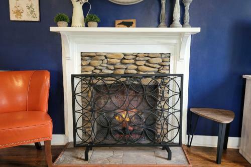 Historic Black Mountain Cottage With Fire Pit!