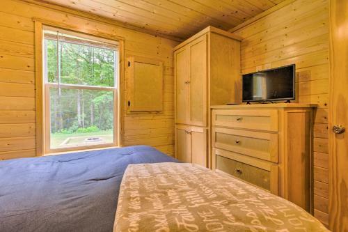 Brevard Cabin Tiny Living Near Big Adventure