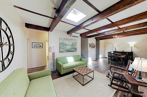 Custom Eco Retreat With Large Balcony, Walk Downtown Home