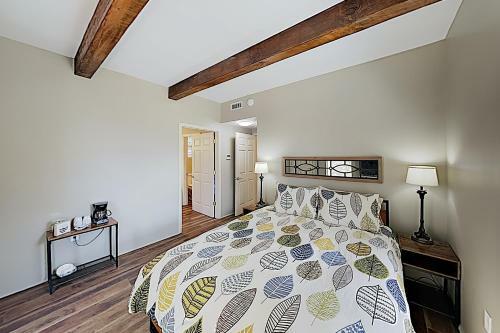 Custom Eco Retreat With Large Balcony, Walk Downtown Home
