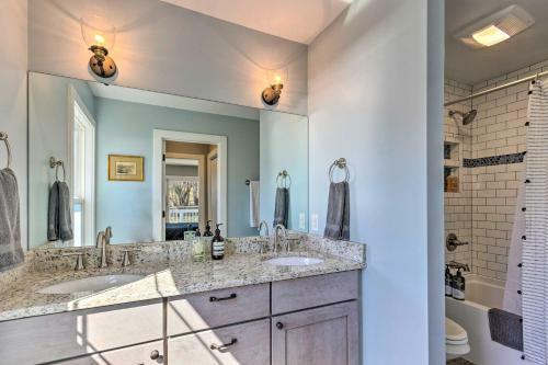 Downtown Brevard Retreat With Fire Pit And Deck!